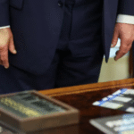 Donald Trump volta a ser visto com maquiagem na mão após diagnóstico de insuficiência venosa crônica. Casa Branca afirma que manchas são causadas por aspirina e apertos de mão.