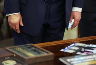 Donald Trump volta a ser visto com maquiagem na mão após diagnóstico de insuficiência venosa crônica. Casa Branca afirma que manchas são causadas por aspirina e apertos de mão.