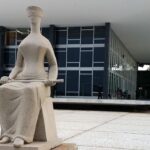 Segundo a Federação Nacional dos Trabalhadores do Judiciário Federal e Ministério Público da União (Fenajufe), o Supremo Tribunal Federal (STF) encaminhou uma consulta aos órgãos do Poder Judiciário da União (PJU) para analisar a viabilidade de uma proposta de reajuste salarial de 24% para servidores do Judiciário Federal. Importante ressaltar que, a proposta, caso se confirme, ainda precisará ser deliberada pelo Plenário da Corte para, somente depois, ser encaminhada ao Congresso Nacional. Dessa forma, os servidores não devem esperar a incorporação dos valores em curto prazo. De acordo com o Sindicato dos Servidores do Poder Judiciário e do MPU no DF (Sindjus), os tribunais superiores, conselhos e TJDFT estão, portanto, estudando uma nova proposta feita pelo STF, que consiste em um reajuste salarial de 24%, escalonado em três parcelas, sendo: 8% a partir de 1º de julho de 2026; 8% a partir de 1º de julho de 2027; 8% a partir de 1º de julho de 2028. Até o momento, a única decisão administrativa confirmada referente a reajuste salarial é a de 7 de agosto, que concedeu 8% sobre o vencimento básico a partir de julho de 2026. A nova proposta de 24%, portanto, é uma ampliação que ainda está em fase inicial de consulta e discussão interna nos tribunais superiores, conselhos e no TJDFT.