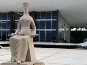 Segundo a Federação Nacional dos Trabalhadores do Judiciário Federal e Ministério Público da União (Fenajufe), o Supremo Tribunal Federal (STF) encaminhou uma consulta aos órgãos do Poder Judiciário da União (PJU) para analisar a viabilidade de uma proposta de reajuste salarial de 24% para servidores do Judiciário Federal. Importante ressaltar que, a proposta, caso se confirme, ainda precisará ser deliberada pelo Plenário da Corte para, somente depois, ser encaminhada ao Congresso Nacional. Dessa forma, os servidores não devem esperar a incorporação dos valores em curto prazo. De acordo com o Sindicato dos Servidores do Poder Judiciário e do MPU no DF (Sindjus), os tribunais superiores, conselhos e TJDFT estão, portanto, estudando uma nova proposta feita pelo STF, que consiste em um reajuste salarial de 24%, escalonado em três parcelas, sendo: 8% a partir de 1º de julho de 2026; 8% a partir de 1º de julho de 2027; 8% a partir de 1º de julho de 2028. Até o momento, a única decisão administrativa confirmada referente a reajuste salarial é a de 7 de agosto, que concedeu 8% sobre o vencimento básico a partir de julho de 2026. A nova proposta de 24%, portanto, é uma ampliação que ainda está em fase inicial de consulta e discussão interna nos tribunais superiores, conselhos e no TJDFT.