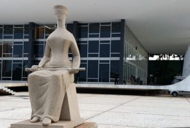 Segundo a Federação Nacional dos Trabalhadores do Judiciário Federal e Ministério Público da União (Fenajufe), o Supremo Tribunal Federal (STF) encaminhou uma consulta aos órgãos do Poder Judiciário da União (PJU) para analisar a viabilidade de uma proposta de reajuste salarial de 24% para servidores do Judiciário Federal. Importante ressaltar que, a proposta, caso se confirme, ainda precisará ser deliberada pelo Plenário da Corte para, somente depois, ser encaminhada ao Congresso Nacional. Dessa forma, os servidores não devem esperar a incorporação dos valores em curto prazo. De acordo com o Sindicato dos Servidores do Poder Judiciário e do MPU no DF (Sindjus), os tribunais superiores, conselhos e TJDFT estão, portanto, estudando uma nova proposta feita pelo STF, que consiste em um reajuste salarial de 24%, escalonado em três parcelas, sendo: 8% a partir de 1º de julho de 2026; 8% a partir de 1º de julho de 2027; 8% a partir de 1º de julho de 2028. Até o momento, a única decisão administrativa confirmada referente a reajuste salarial é a de 7 de agosto, que concedeu 8% sobre o vencimento básico a partir de julho de 2026. A nova proposta de 24%, portanto, é uma ampliação que ainda está em fase inicial de consulta e discussão interna nos tribunais superiores, conselhos e no TJDFT.