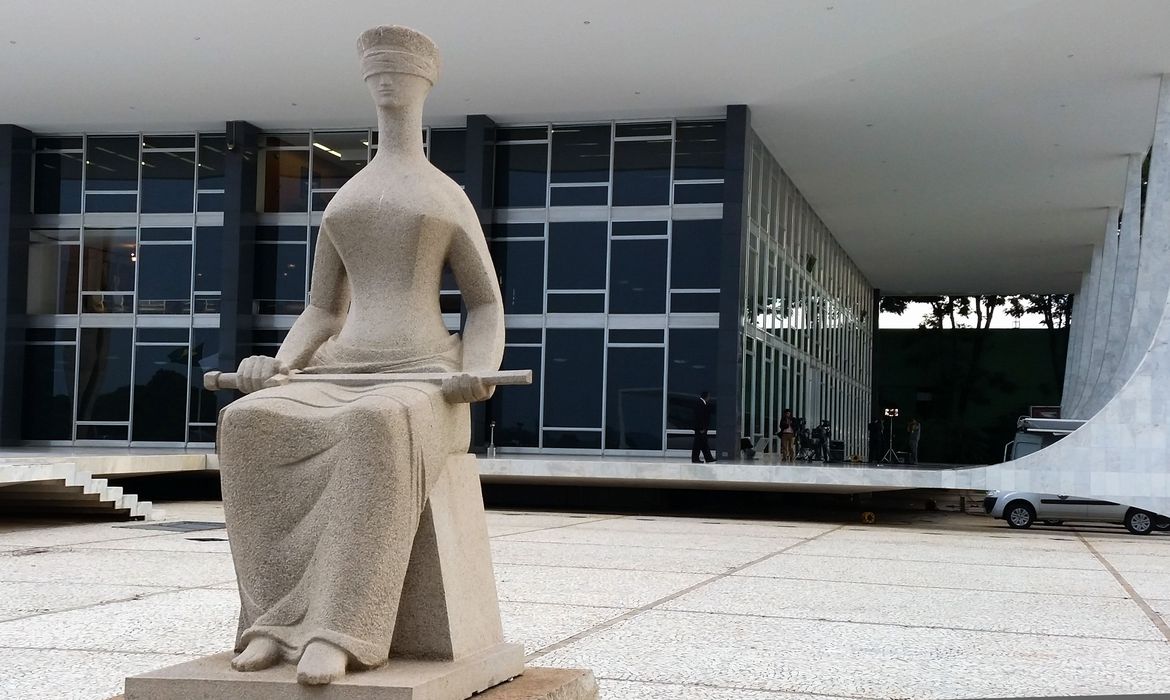 Segundo a Federação Nacional dos Trabalhadores do Judiciário Federal e Ministério Público da União (Fenajufe), o Supremo Tribunal Federal (STF) encaminhou uma consulta aos órgãos do Poder Judiciário da União (PJU) para analisar a viabilidade de uma proposta de reajuste salarial de 24% para servidores do Judiciário Federal. Importante ressaltar que, a proposta, caso se confirme, ainda precisará ser deliberada pelo Plenário da Corte para, somente depois, ser encaminhada ao Congresso Nacional. Dessa forma, os servidores não devem esperar a incorporação dos valores em curto prazo. De acordo com o Sindicato dos Servidores do Poder Judiciário e do MPU no DF (Sindjus), os tribunais superiores, conselhos e TJDFT estão, portanto, estudando uma nova proposta feita pelo STF, que consiste em um reajuste salarial de 24%, escalonado em três parcelas, sendo: 8% a partir de 1º de julho de 2026; 8% a partir de 1º de julho de 2027; 8% a partir de 1º de julho de 2028. Até o momento, a única decisão administrativa confirmada referente a reajuste salarial é a de 7 de agosto, que concedeu 8% sobre o vencimento básico a partir de julho de 2026. A nova proposta de 24%, portanto, é uma ampliação que ainda está em fase inicial de consulta e discussão interna nos tribunais superiores, conselhos e no TJDFT.