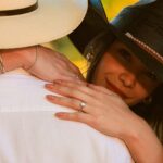 A influenciadora Gabriela Versiani confirmou neste domingo (24) o noivado com o sertanejo Murilo Huff. O casal está junto desde 2023 e se conheceu nas gravações do clipe “Praia”.