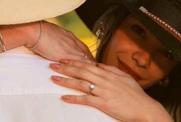 A influenciadora Gabriela Versiani confirmou neste domingo (24) o noivado com o sertanejo Murilo Huff. O casal está junto desde 2023 e se conheceu nas gravações do clipe “Praia”.