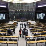 Deputados aprovam projeto que cria regras para proteger crianças e adolescentes em aplicativos e redes sociais. Texto segue para o Senado.
