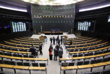 Deputados aprovam projeto que cria regras para proteger crianças e adolescentes em aplicativos e redes sociais. Texto segue para o Senado.