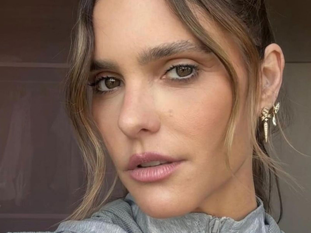 O que é a menopausa? A menopausa é um processo natural que marca o fim da fase reprodutiva da mulher. Ela acontece quando os ovários deixam de produzir hormônios como estrogênio e progesterona, provocando mudanças físicas, emocionais e cognitivas. No Brasil, cerca de 30 milhões de mulheres vivem a perimenopausa ou menopausa, mas os atendimentos médicos ainda são escassos. Principais sintomas da menopausa Os sintomas da menopausa variam de mulher para mulher, mas mais de 70 já foram identificados pela ciência. Entre os mais comuns estão: Ondas de calor (fogachos) Insônia e dificuldade para dormir Ansiedade e depressão Perda de libido Lapsos de memória Sudorese noturna Segundo a ginecologista Patricia Valentim, “a queda hormonal não é linear, é uma verdadeira montanha-russa, trazendo sintomas intensos e imprevisíveis”. Causas da menopausa e mudanças no corpo A causa da menopausa é a diminuição da função ovariana, que reduz a produção de hormônios. Essa transição geralmente ocorre entre os 45 e 55 anos, mas pode variar. A cientista Lisa Mosconi, referência internacional no tema, explica que muitos sintomas têm origem no cérebro: “Fogachos, insônia, depressão, ansiedade e lapsos de memória estão ligados à queda do estrogênio no cérebro, que pode perder até 30% de energia após a menopausa.” Impacto da menopausa na vida sexual e emocional Além dos sintomas físicos, a menopausa pode afetar a autoestima e os relacionamentos. A atriz Fernanda Lima revelou que a perda de libido impactou seu casamento: “Passei noites sem dormir, suando demais. Foi assustador perceber que não era passageiro.” Nos Estados Unidos, a jornalista Tamsen Fadal lidera um movimento global de conscientização, enquanto no Brasil a advogada Adriana Ferreira criou o Instituto Menopausa Feliz, que luta por políticas públicas de saúde feminina. Menopausa precoce e mulheres negras A menopausa precoce é mais comum em mulheres negras, segundo a ginecologista Claudia Araujo. “Essa paciente, muitas vezes, vive em situação de estresse financeiro e social, o que acelera o processo da menopausa”, destaca. Existe tratamento para os sintomas da menopausa? Sim. O tratamento da menopausa pode incluir terapia de reposição hormonal, medicamentos para controle de sintomas específicos e mudanças no estilo de vida, como: Prática de atividade física regular Alimentação equilibrada Técnicas de relaxamento contra insônia e ansiedade Cada caso deve ser acompanhado por ginecologista para definir o tratamento mais adequado. Uma nova fase de vida Apesar dos desafios, especialistas reforçam que a menopausa pode ser vista como uma etapa de renovação. “Não estamos velhas, estamos mais sábias. A menopausa não é o fim, é uma nova fase de reinvenção”, defende Tamsen Fadal. Fernanda Lima reforça a importância de quebrar o tabu: “Precisamos falar sobre menopausa para que todas as mulheres tenham acolhimento e informação.”