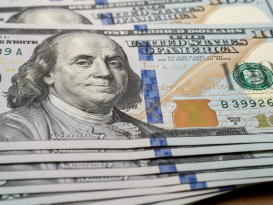 Notas de dólar representam a alta volatilidade do dólar em 2026, cenário projetado por analistas do mercado financeiro.