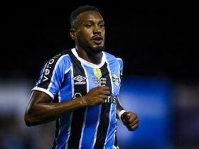 Botafogo negocia a contratação de Edenilson, do Grêmio. Volante de 36 anos pode rescindir contrato e reforçar o clube carioca.
