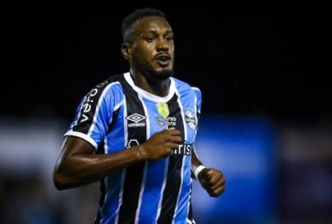 Botafogo negocia a contratação de Edenilson, do Grêmio. Volante de 36 anos pode rescindir contrato e reforçar o clube carioca.