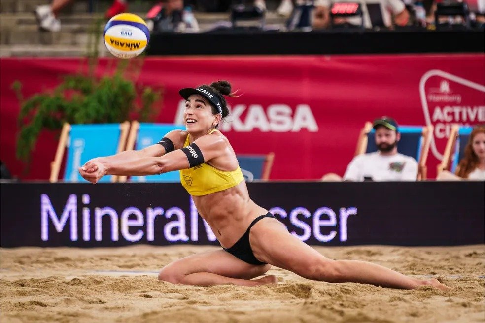 Carol Solberg é suspensa pela FIVB após declaração sobre Bolsonaro em torneio