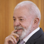 Presidente Luiz Inácio Lula da Silva em retrato de perfil, usando terno e gravata, com expressão reflexiva em ambiente institucional iluminado