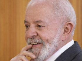 Presidente Luiz Inácio Lula da Silva em retrato de perfil, usando terno e gravata, com expressão reflexiva em ambiente institucional iluminado