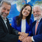 Lideranças políticas com mãos unidas em gesto de articulação, diante de mapa-múndi em ambiente institucional, simbolizando aliança estratégica