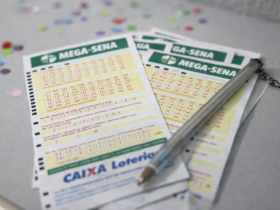 Volantes da Mega-Sena com caneta apoiada e confetes ao fundo, representando apostas em período festivo