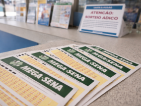 Volantes da Mega-Sena alinhados em ângulo diagonal sobre superfície clara, representando apostas em concurso milionário