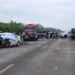 Cena de colisão entre carro e caminhão na BR-463 com viaturas do Corpo de Bombeiros e polícia atendendo ocorrência em rodovia rural