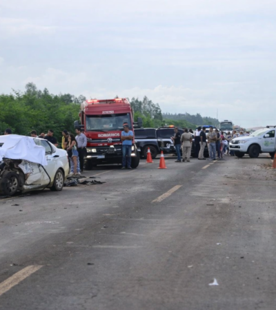 Cena de colisão entre carro e caminhão na BR-463 com viaturas do Corpo de Bombeiros e polícia atendendo ocorrência em rodovia rural