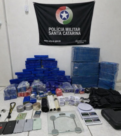 Tabletes de maconha, balanças de precisão, celulares e colete tático apreendidos pela Polícia Militar de Santa Catarina exibidos em sala oficial