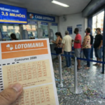 Cliente segura volante da Lotomania concurso 2889 em fila de casa lotérica com painel indicando prêmio de R$ 3,5 milhões.