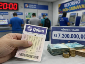 Cliente segura volante da Quina em lotérica com painel indicando prêmio estimado de R$ 7,2 milhões e horário do sorteio às 20h.