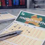 Óculos apoiados sobre cartões da Mega-Sena com caneta, simbolizando aposta em loteria e prêmio acumulado no Brasil