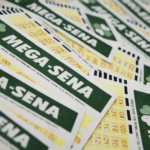 Cartões da Mega-Sena alinhados e sobrepostos, representando apostas em loteria e prêmio acumulado no Brasil