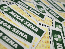 Cartões da Mega-Sena alinhados e sobrepostos, representando apostas em loteria e prêmio acumulado no Brasil