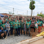 Moradores e voluntários reunidos para plantio de jardim de chuva no Sol Nascente, em ação ambiental com apoio da UnB.