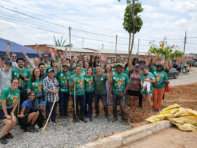 Moradores e voluntários reunidos para plantio de jardim de chuva no Sol Nascente, em ação ambiental com apoio da UnB.