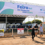 Pórtico de entrada da Feira do Trabalho e do Campo em Santa Maria, no Distrito Federal, com visitantes acessando o evento.