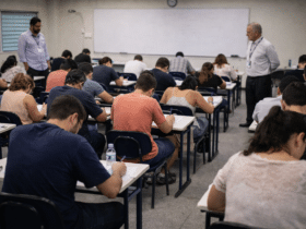 candidatos fazendo prova de concurso público em sala durante seleção com fiscais aplicando exame para vagas em concursos públicos no brasil