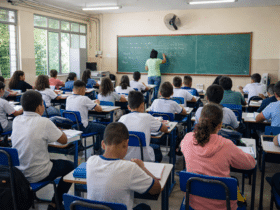 sala de aula de escola pública com estrutura básica e alunos em atividade