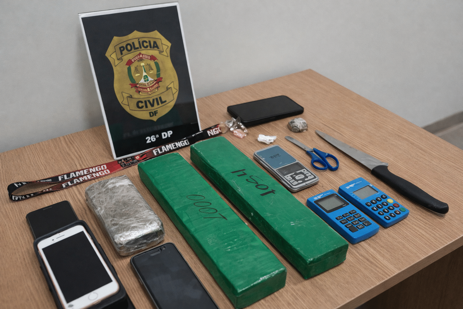 drogas, celulares e objetos apreendidos pela Polícia Civil do DF durante operação contra tráfico e extorsão