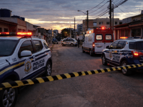 viaturas da Polícia Militar e ambulância durante ocorrência com reféns no Itapoã em Brasília