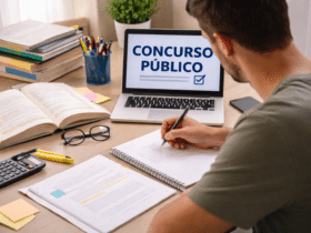 pessoa estudando para concurso público com materiais e computador em mesa organizada