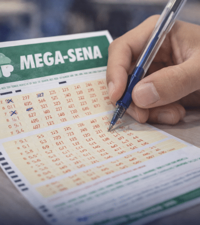 volante da Mega-Sena com números marcados referente ao concurso 2989 em casa lotérica